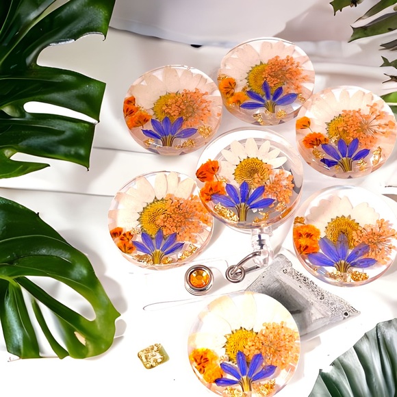 Badge reel, resin, daisy, Queen Anne's, baby's breath and shooting star. - Picture 5 of 8